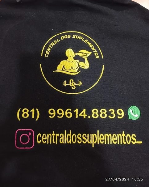 Uniforme com logo bordado
