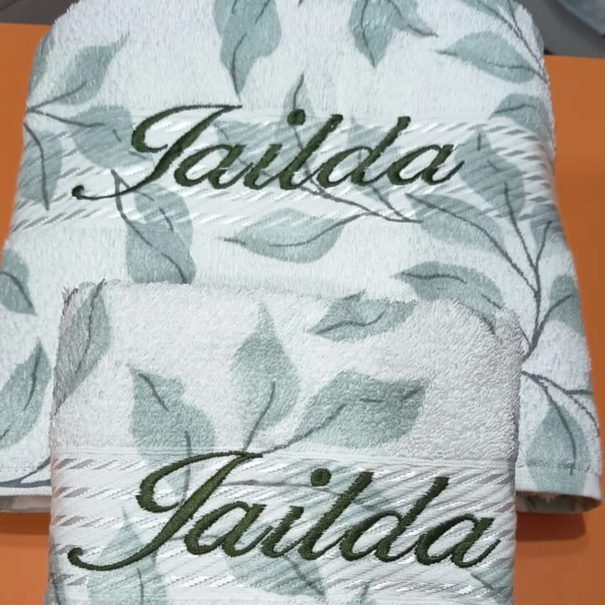 Jogo de toalhas com nome bordado