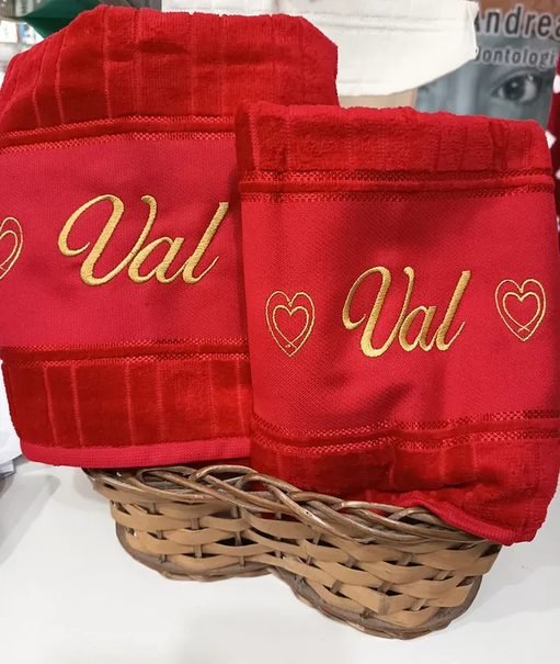 Toalhas com nome Val em dourado